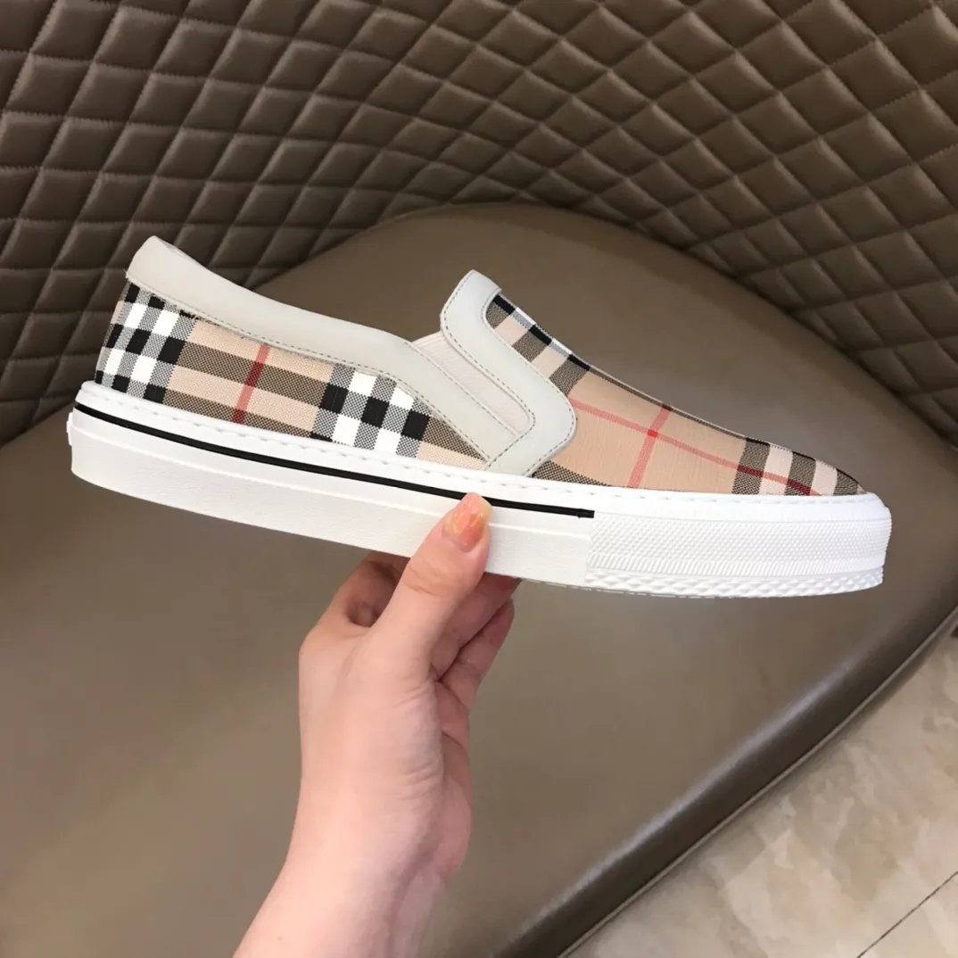 ◾️▫️B’s new spring and summer product, men’s classic low-top sneakers, are reinterpreted with vintage plaid and suede materials, and decorated with a new brand logo. First-layer cowhide lining, embossed Burberry logo on the heel, and original TPU outsole!  P340 Yuan Size: 38-44